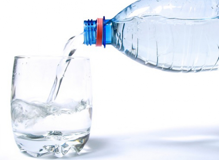 Bacterii și germeni în apa plată! Nereguli grave descoperite de ANPC la o firmă de îmbuteliere din Ilfov