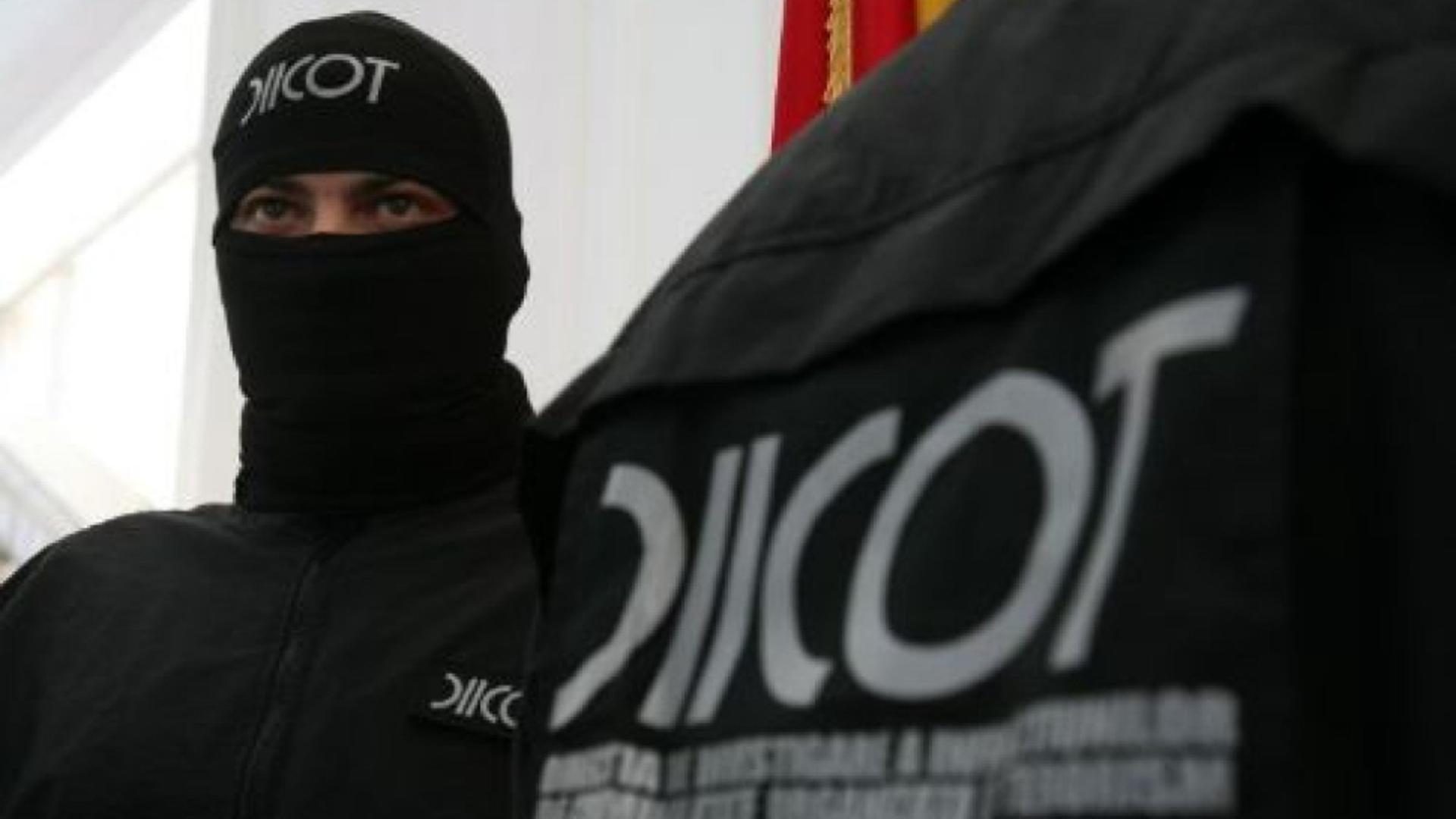 Grupare care șantaja destructurată în Vrancea - trei persoane reținute de DIICOT, cinci sub control judiciar