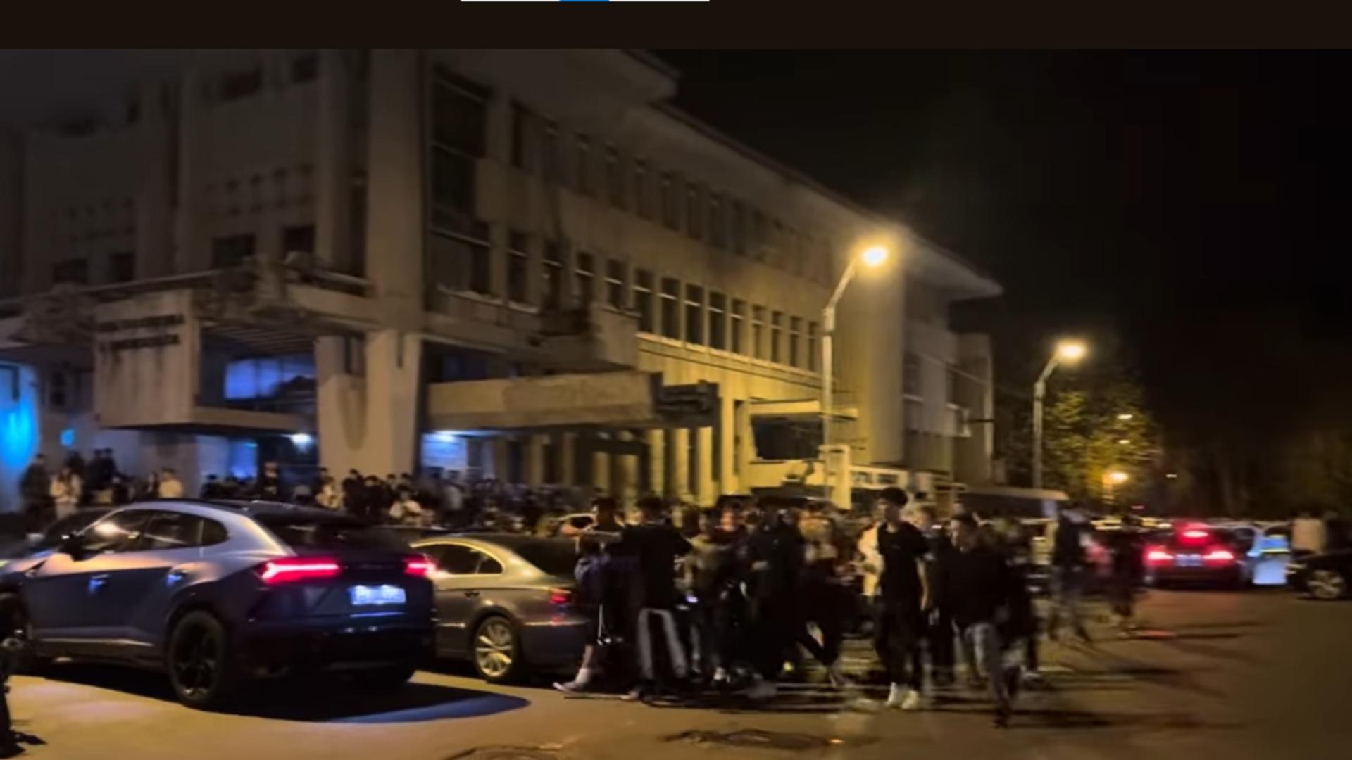Sute de tineri au fost evacuați din localul unde avea loc evenimentul (Baia Mare TV)