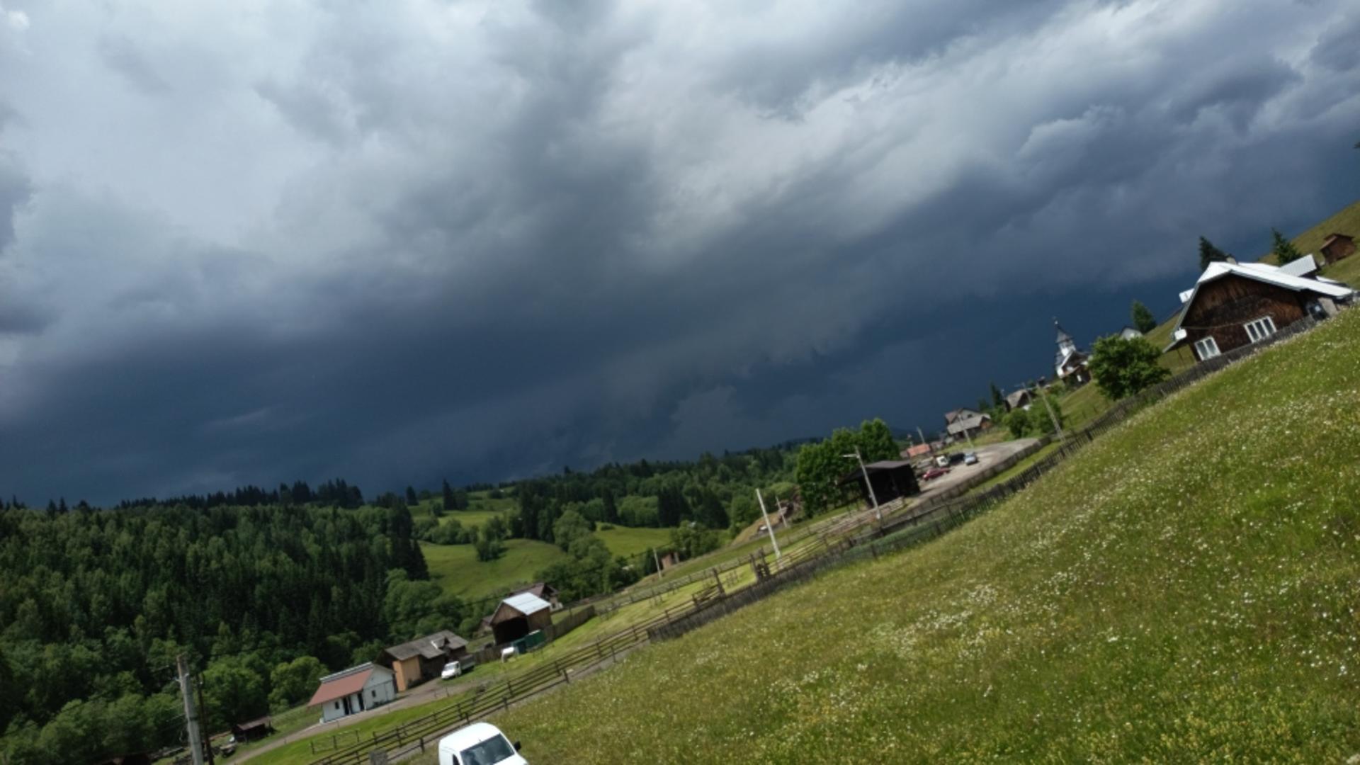 Suceavam sub Cod Roșu de vreme extremă. Foto/Meteoplus